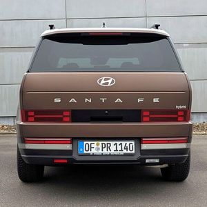 Das Heck mit seinem deutlich sichtbaren Einzug nach unten sieht dafür etwas gewöhnungsbedürftig aus – ...(Bild:  Rosenow – VCG)