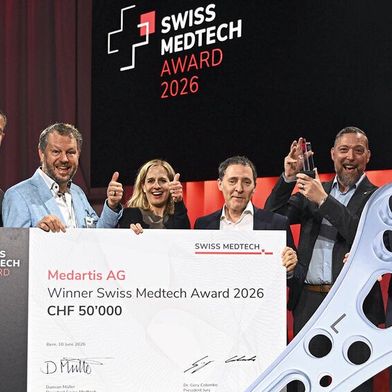 Die Basler Medartis AG hat den Swiss Medtech Award 2026 gewonnen. Von links nach rechts: Adrian Hunn, Swiss Medtech; Gery Colombo, Jurypräsident; Susanne Müller, Medartis AG; Adrian Spiegel Medartis AG; Marc Ammann, Medartis AG; Fabian Hildbrand, Medartis AG (Bild: Swiss Medtech)