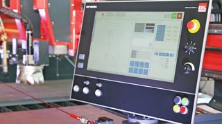 Das Touch-Bedienpanel dieser Portalschneidmaschine mit Plasma- und Autogenbrenner hat zusätzlich reale Schalter und Regler. (Erl Automation)