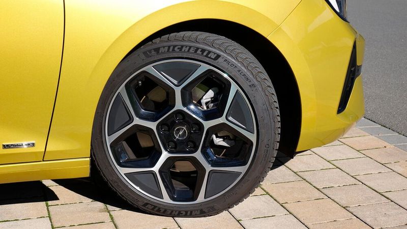 Die aufpreispflichtigen 18-Zoll-Felgen mit Reifen der Dimension 225/40 R 18 lassen den Fahrer Bodenunebenheiten recht gut spüren. (Bild: Rosenow – »kfz-betrieb«)