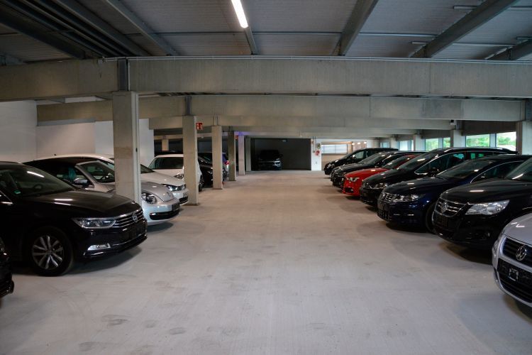 Im Obergeschoss verfügt das Gebrauchtwagenzentrum über 40 Stellplätze für die Fahrzeuglogistik. (Achter / »kfz-betrieb«)