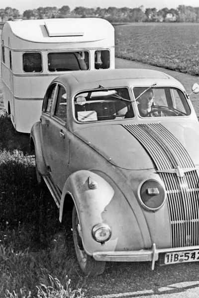 Der Adler 2,5 Liter (Typ 10) der Adlerwerke erschien 1937. Er besitzt einen 6-Zylinder-Reihenmotor und war zu seiner Zeit ein adäquates Zugfahrzeug für einen Wohnwagen. (Bild: Fritz Berger GmbH)