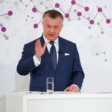 Christian Kullmann, der Chef von Evonik, ist der Meinung, dass der CO2-Emissionshandel nichts bringt: „Das System gehört entweder reformiert oder gleich ganz abgeschafft!“ Lesen Sie hier, warum der Manager das fordert ... (Bild: Evonik)