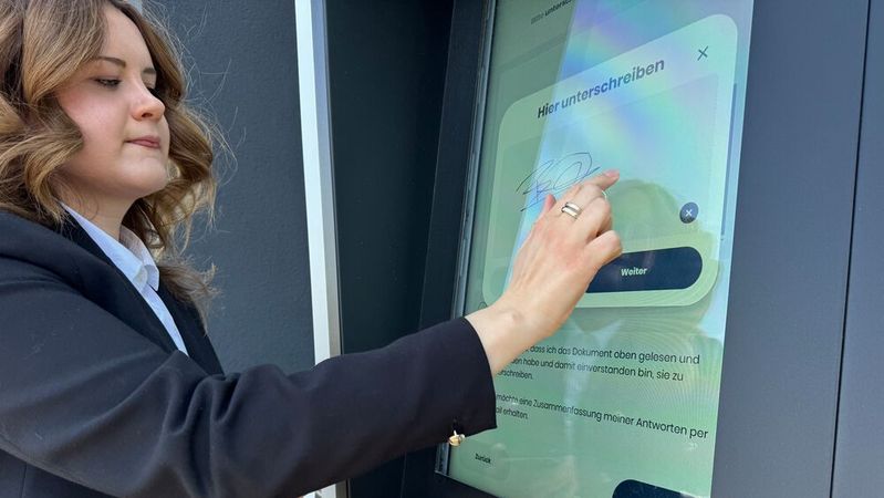 Konzepte wie der digitalisierte Serviceprozess von Neils & Kraft in Gießen (im Bild die Digitalspezialistin des Unternehmens Emily-Sophie Böhm an einem vernetzten Schlüsseltresor) gehören zu den aussichtsreichen Einreichungen für den Automotive Business Award 2024 in der Kategorie Digitalisierung.(Bild:  Achter – VCG)