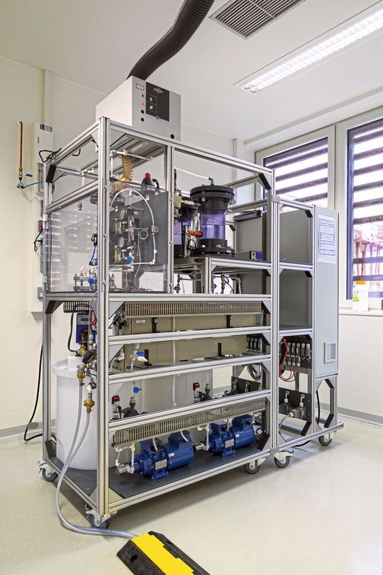 Der im Celbicon-Projekt am Fraunhofer IGB entwickelte Elektrolyseur synthetisiert Ameisensäure aus atmosphärischem CO2.(Bild:  Fraunhofer IGB, Stuttgart)