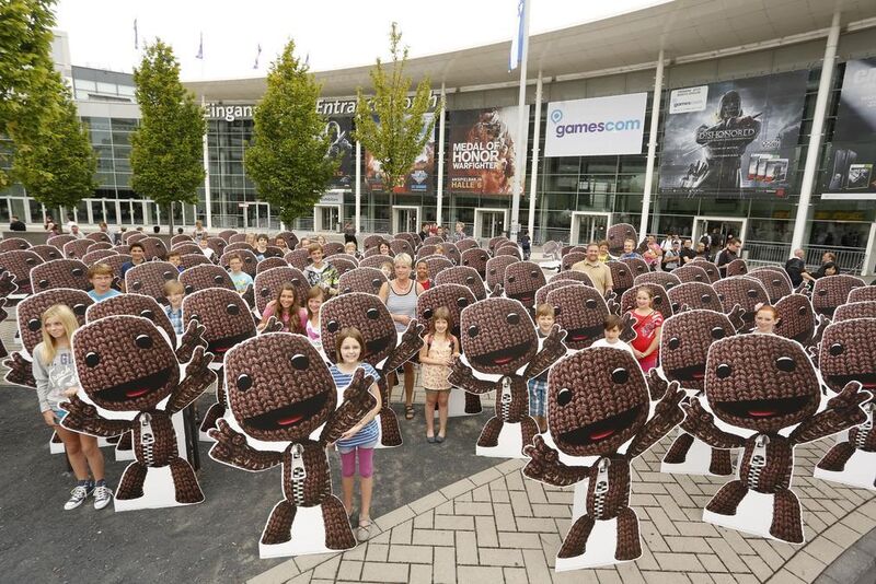 Hunderte der „Sackboy“-Spielfiguren aus dem Kreativgame LittleBIGPlanet (PS Vita) begrüßten die ersten Besucher vor dem Messe-Eingang CC Nord in Köln. (Archiv: Vogel Business Media)