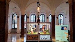 Bis Ende Januar 2024 sind die Roboter "Mario" und "Nette" als Puppenspieler im Erdgeschoss des Augsburger Rathauses zu sehen.   (Bild: Kuka Group)