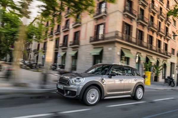 Der MINI Cooper S E Countryman ALL4 ist der erste Mini, bei dem ein Plug-in-Hybrid-Antrieb die Möglichkeit zu rein elektrischer und damit lokal emissionsfreier Mobilität eröffnet. (Mini)