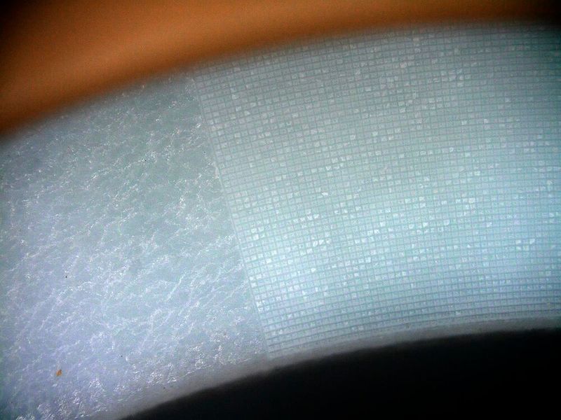 Die Kombination aus PFAS-freier Beschichtung und laserbasierter Mikrostrukturierung (rechts) ermöglicht den Einsatz von wasserbasierten Schmiermitteln. (Bild: Fraunhofer ILT)