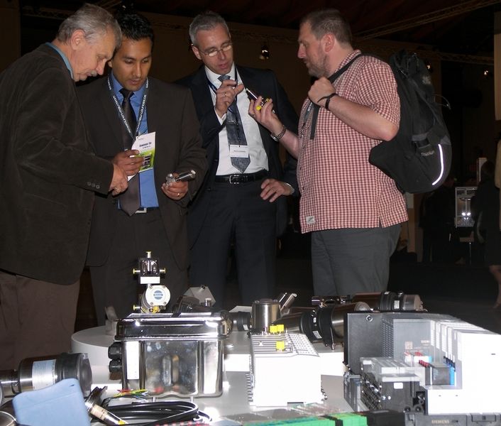 Mohammad Ali Khodadadi (2.v.l.) und Sascha Klebula (3.v.l.) beraten Kunden zu Systemlösungen und Standardkomponenten der Fluidtechnik von Bürkert.  (Bild: PROCESS)