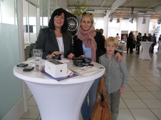 Sabine Bräutigam vom Autohaus Jürgens (li,) erklärte den Besucherinnen die neuesten Unterhaltungsmedien im Auto. (Archiv: Vogel Business Media)