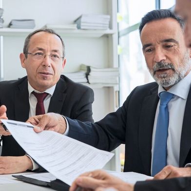 Das Pflichtenheft entsteht in enger Zusammenarbeit mit einem Auftraggeber und ist für Konstrukteure und Entwickler der zentrale Leitfaden ihrer Arbeit. (Bild: frei lizenziert)