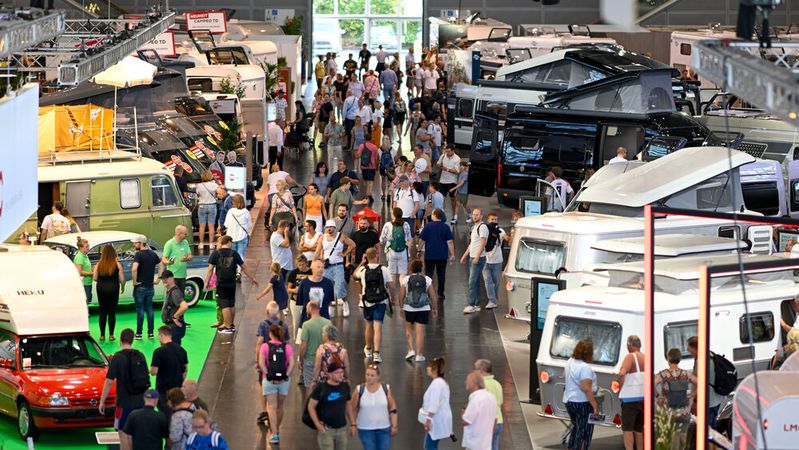 Rund eine Viertelmillion Besucher schlenderten an 10 Tagen durch die 16 Messehallen des Caravan Salons 2024.(Bild:  Messe Düsseldorf / ctillmann)