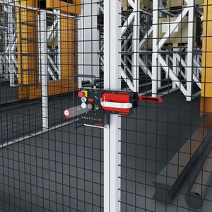 Starkes Duo: Das Schutztürsystem der MGB2 Modular sichert die langen Transportgassen ab. Das CKS2 dient beispielweise als Zutrittsbeschränkung. (Bild:  Euchner GmbH & Co. KG)