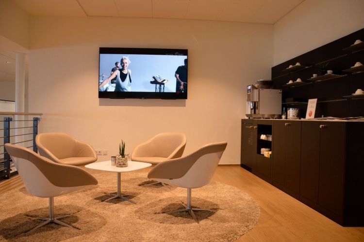 Wer auf eine Beratung oder sein Fahrzeug warten muss, ... (Foto: Achter)