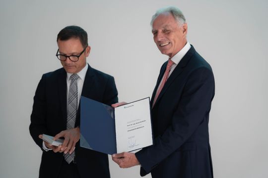 Verleihung der Fraunhofer-Medaille an Prof. Dr.-Ing. Klaus Drechsler (Institutsleiter Fraunhofer IGCV, rechts), verliehen im Auftrag des Präsidenten durch Dr. Marius Dichtl.(Bild:  Fraunhofer IGCV)