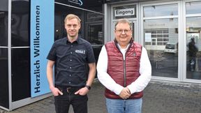 Markus Lindner (l.) übernahm zum Jahresanfang das Autohaus Lutz von Gründersohn Peter Lutz. (Bild: Markus Lindner)