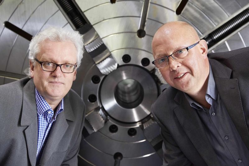 Holger Wirths und Larsen Priebs, Geschäftsführer GMW Machines GmbH: „Wir tunen chinesische Maschinentechnik und statten sie mit europäischer Technik aus, um sie dann als CE-konforme Maschinen mit Zertifikat vom TÜV-Rheinland zu vermarkten.“ (Bild: Ralf Baumgarten)