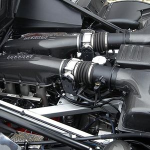 Es handelt sich um einen 4,3-Liter-Leichtmetall-V8 aus dem F 430 Scuderia. Er leistet 540 PS und hat ein maximales Drehmoment von 519 Newtonmetern – beides leitet er per sequentiellem Sechsgang-Getriebe an die Räder. Die Fahrleistungen des Sportwagens sind entsprechend:(Foto:  New Stratos GbR)