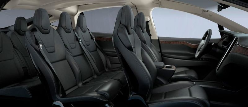 Der Inneraum bietet Platz für Sieben und jede Menge Gepäck. (Tesla)