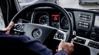 Nutzfahrzeugkunden machen einen Kauf zunehmend von den erhältlichen Services abhängig. (Daimler)