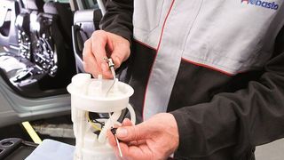 Bei vielen Fahrzeugen musste man bisher die komplette Tankarmatur ausbauen, um den Kraftstoffkreislauf beim Standheizungseinbau anzuzapfen – nicht so beim neuen Fuel-Fix von Webasto. (Foto: Webasto)