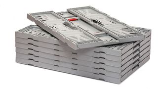 Geklappt ist die Twistlock-Box nur 28 mm hoch – das reduziert Prozesskosten und Kohlendioxid-Emissionen deutlich. (Cabka-IPS)