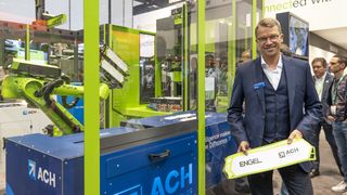 Götz Scheibe von ACH Solution präsentiert am Engel-Stand auf der K 2025 eine GDL-Membrane für die Mobilität der Zukunft. (Bild: Engel Austria)