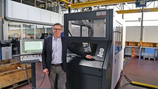 Michael Merkle, CEO de l'entreprise Agathon devant Leo, la plus compacte des rectifieuses de la maison. (JR Gonthier)