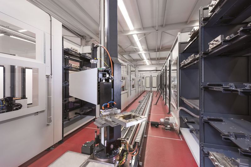 Im vollautomatischen Produktionsprozess bei Ottemeier werden die Werkstücke mithilfe von Robotertechnologie zu den Mess- und Drahterodiermaschinen transportiert. (Ottemeier)