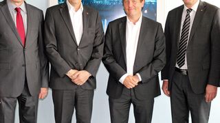 Bei der Aufsichtsratssitzung der SKF GmbH verabschiedete (von links) Manfred E. Neubert den bisherigen Aufsichtsratsvorsitzenden Henrik Lange, der aus dem Unternehmen ausgeschieden ist. Zum Nachfolger wurde Kent Viitanen berufen. Sein Stellvertreter bleibt Betriebsratschef Norbert Völkl. (Bild: SKF)