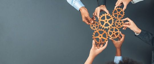 Beim Business Reengineering werden die drei Dimensionen Prozessorientierung, Mitarbeiterorientierung und Kundenorientierung miteinander verbunden.(Bild:  Summit Art Creations - stock.adobe.com)