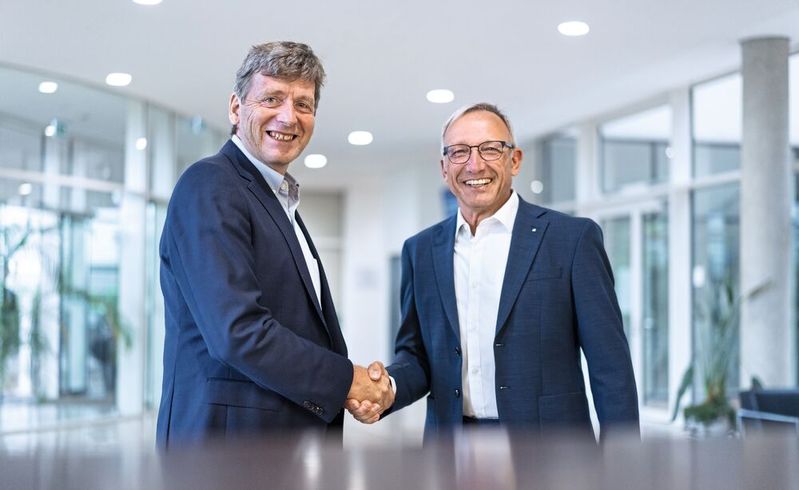 Kooperation besiegelt (v. l. n. r.): Volker Herbig, VP BU Microsystems X-FAB Group, und Prof. Dr. Harald Kuhn, Institutsleiter am Fraunhofer ENAS, freuen sich auf die gemeinsame Zusammenarbeit.(Bild:  Dirk Hanus)