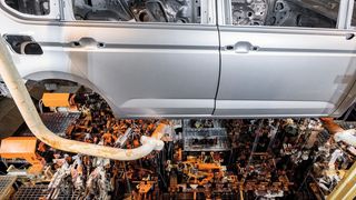 Das Wachsfluten bei VW ist patentiert. Durch die Öffnungen strömt 120 Grad Celsius heißes Wachs in Schweller und Hohlräume aller tragenden Teile im unteren Bereich der Karosserie, die oberen Längsträger und Partien der Radhäuser. (Bild: Volkswagen)