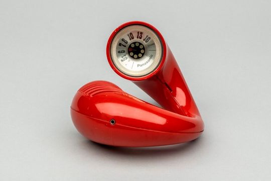Das ist kein Hörgerät, sondern ein ganz kleines Radio, das man sich an die Ohrmuschel stecken konnte. Es stammt aus dem Jahre 1969 und wäre ohne den Kunststoff Polystyrol (PS) kaum erschwinglich gewesen. Zu sehen, im Deutschen Kunststoffmuseum, das nun 40 Jahre alt ist.(Bild:  Panasonic / J. Hoffmann)