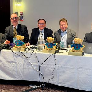 Die deutsche Delegation bestand aus dem bisherigen AIRC-Präsidenten Detlev Thedens (3.v.l.), ZKF-Hauptgeschäftsführer Thomas Aukamm (4.v.l) und ZKF-Präsident Arndt Hürter (5.v.l.). Sie freuten sich auch über die Zustimmung zur neuen Mitgliedschaft von Südafrika zum AIRC. (Bild:  Aukamm/ZKF)