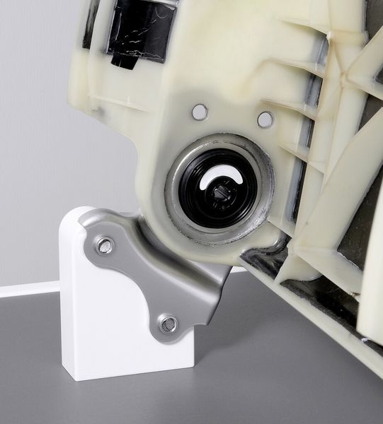 Speziell beschichtete Adaptionsteile aus Stahl, die vorab in das Werkzeug eingelegt und formschlüssig verbunden werden, dienen zur Aufnahme der beiden Lehnenversteller. (Bild: Johnson Controls)