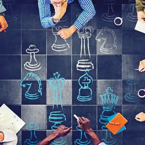 Eine ausgefeilte E-Commerce-Strategie hilft, die Effizienz von Verkaufsprozessen zu steigern und Prozesskosten zu reduzieren.