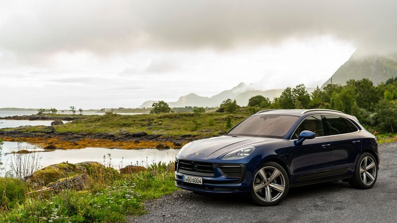 Farbig geht's zu, drei der insgesamt 14 Außenfarben sind neu in der Baureihe: Enzianblaumetallic, Papayametallic und Pythongrün. (Bild:Porsche)