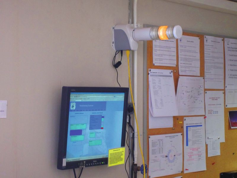 Im Kontrollraum des APEX-Teleskops auf 5100 m Höhe wurde der NHL-Signalturm mit einer Wandhalterung über dem Monitor installiert. (Dirk Muders, Max-Planck-Institut für Radioastronomie, Bonn)