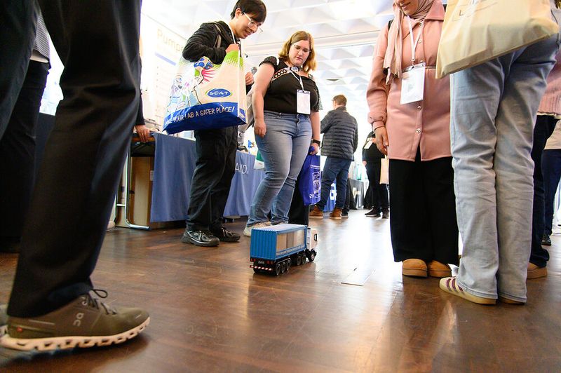 Ein Blickfang auf der Ausstellungsfläche: Ein ferngesteuerter Truck eines Laborumzugsunternehmen.   Mehr Infos zu den kommenden LAB-SUPPLY-Messen finden Sie auf www.lab-supply.info (Bild: Stefan Stark)