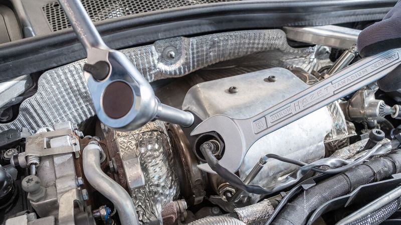 Die Einsätze verfügen über einen 8 Millimeter breiten Schlitz, um das Kabel durchführen zu können. Mittels des zusätzlichen Sechskant-Antriebs und des passenden Maulschlüssels soll verhindert werden, dass sich der Schlitz aufweitet. (Bild: Hazet)