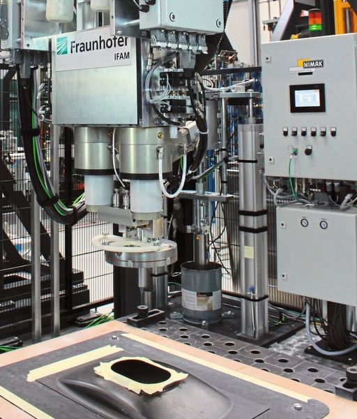Die von Nimak, Quiss und Fraunhofer IFAM entwickelte Klebstoff-Applikation setzt neue Maßstäbe in der Luft- und Raumfahrtindustrie. (Nimak)