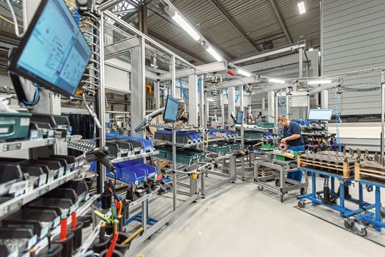 Montagearbeitsplatz der KSB mit Pick-by-Light-Unterstützung.(Bild:  Microsyst)