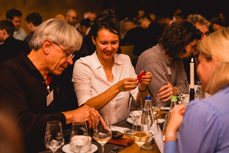 Die Abendveranstaltung bietet auch Raum für geschäftliche Gespräche in einem gemütlichen Rahmen. (Bild: Stefan Bausewein)