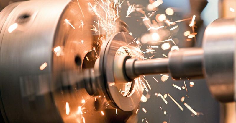 Es knirscht und funkt in Deutschlands verarbeitender Industrie – und zwar schlimmer als es die Experten vermutet haben. Hier die Details ...(Bild:  Fotolia RAW - stock.adobe.com)