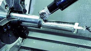 Drei Dinge machen den Werkzeugen bei der Titan-Zerspanung das Leben schwer: extrem schlechte Wärmeleitfähigkeit, relativ niedriger Elastizitätsmodul und Neigung zum Kleben.  Bild: Walter (Archiv: Vogel Business Media)