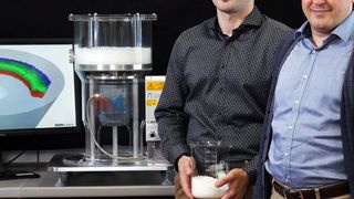 Dominik Weis (li.) und Prof. Sergiy Antonyuk arbeiten daran, die Prozesse der Kugelbildung im Sphäronisator zu verbessern. (TUK/Thomas Koziel)