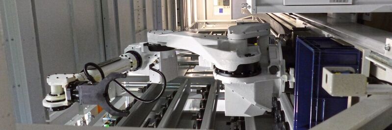 Der 6-Achs-Roboter auf Schiene von Gibas «handelt» Bauteile sowohl für die Bearbeitungszentren wie auch für eine Waschmaschine plus eine Zeiss-Messmaschine.