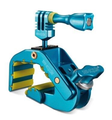 Red Dot Award 2015 - Halterungssystem iSHOXS Shark für Action-Kameras von Hersteller Tormaxx, Deutschland: Der iSHOXS Shark ist in offener C-Konstruktion gestaltet und verfügt über einen großen Klemmbereich von bis zu 65 mm bei ovalen und eckigen Profilen. Seine Bauweise ist auf die größtmögliche Flexibilität bei allen Anwendungen ausgerichtet. So ist das Halterungssystem seewassertauglich und eignet sich damit auch für den Einsatz im maritimen Bereich. Silikon-Inlets garantieren an weicheren Materialien festen Halt und reduzieren Vibrationen und Stöße. (Bild: Red Dot)